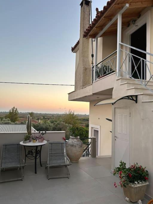Ήσυχο Δυάρι Με Καταπληκτικό Αίθριο ! Apartment Pyrgos  Ngoại thất bức ảnh